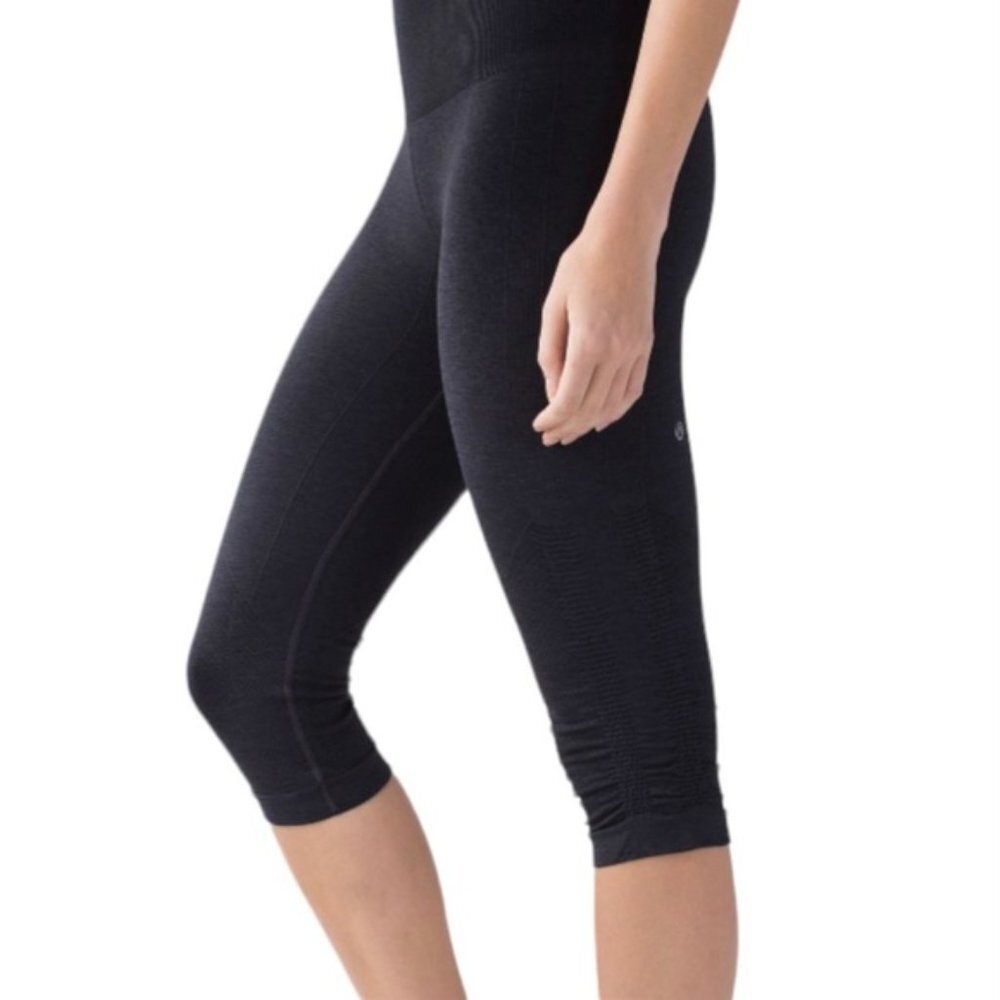 Lululemon In The Flow Crop II Heathered Deep Coal size 6